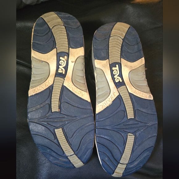 Teva Blue & White gently tested sandals sz7 - Picture 4 of 5